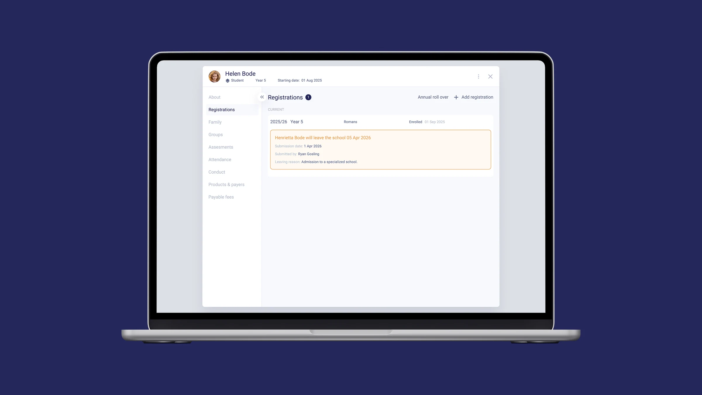 Веб-интерфейс Schooly на ноутбуке